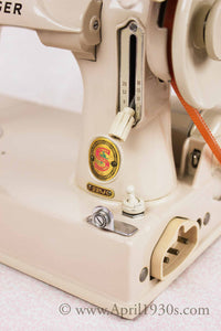 Singer Featherweight 221 Sewing Machine, TAN JE150***