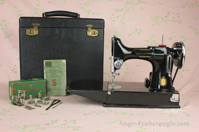 Singer Featherweight 221 Sewing Machine, CHICAGO BADGE 1934 AD543***