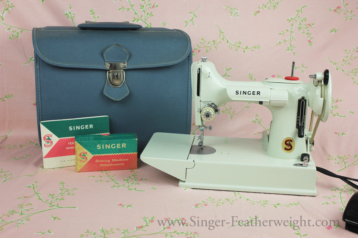 Singer Featherweight 221 Sewing Machine, WHITE EV989***
