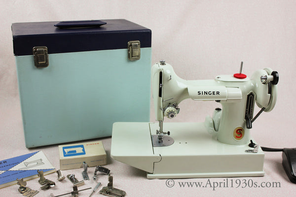 1_Singer_Featherweight_221_Sew