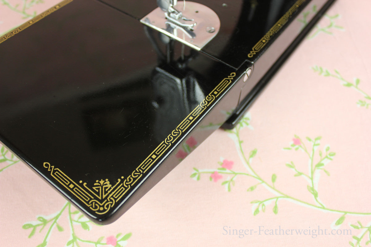 Singer Featherweight 221 Sewing Machine, CHICAGO BADGE 1934 AD721***