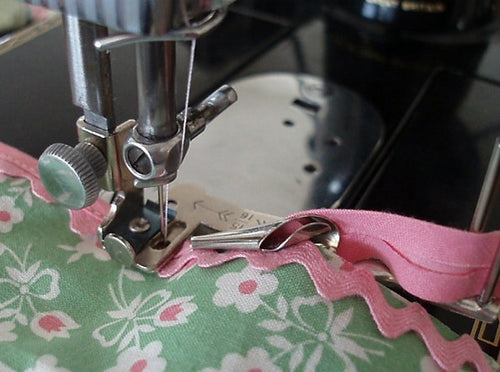 Singer Featherweight 221 Multi-Slotted Binder Attachment – The Singer ...