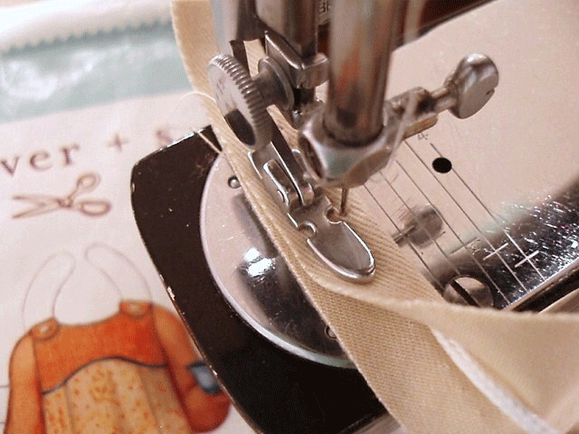 Zipper Cording Foot, NARROW - SLANT Shank, Singer (Vintage Original)
