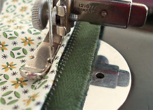 Vintage Singer Sewing Machine Hinged Zipper Cording Foot Part 181127
