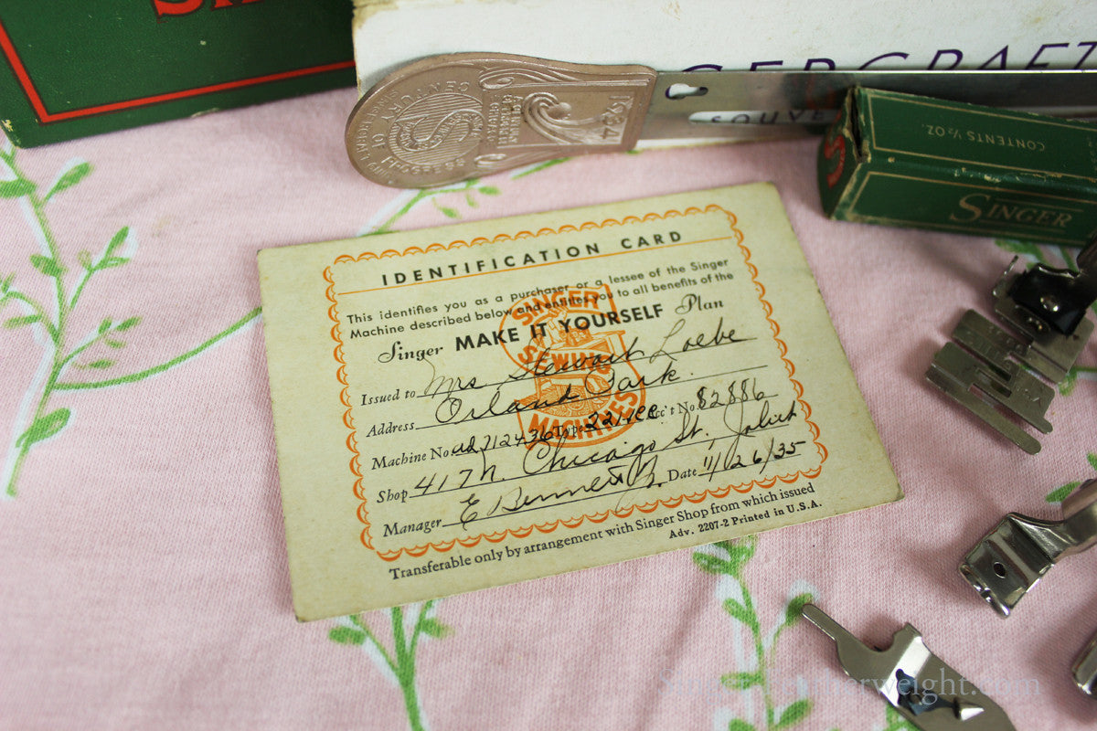 Singer Featherweight 221 Sewing Machine, CHICAGO BADGE 1934 AD721***