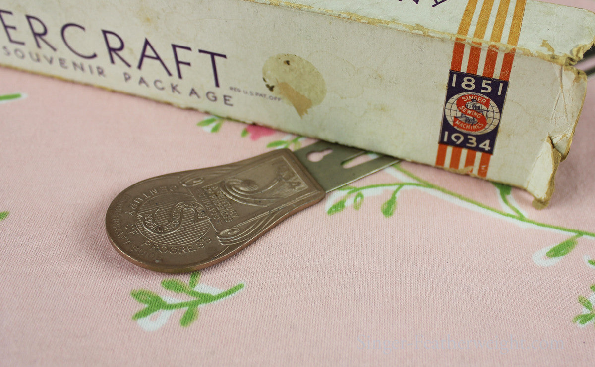 Singer Featherweight 221 Sewing Machine, CHICAGO BADGE 1934 AD721***