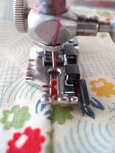 Singer Slant Shank Sewing Machine Hemmer Foot 5/64 Simanco 161195 160627  301 401 500 503