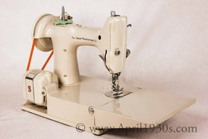 Singer Featherweight 221 Sewing Machine, TAN JE150***