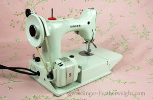 Singer Featherweight 221 Sewing Machine, WHITE EV989***