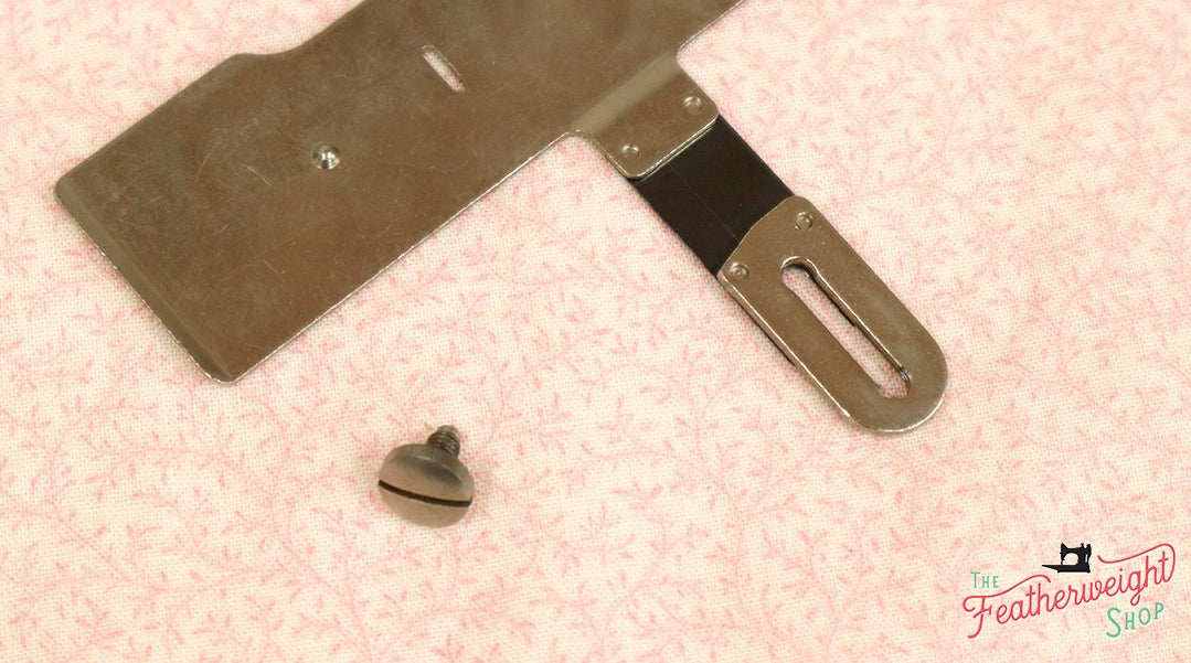 Screw, Buttonholer Feed Cover Plate - Singer (Vintage Original)