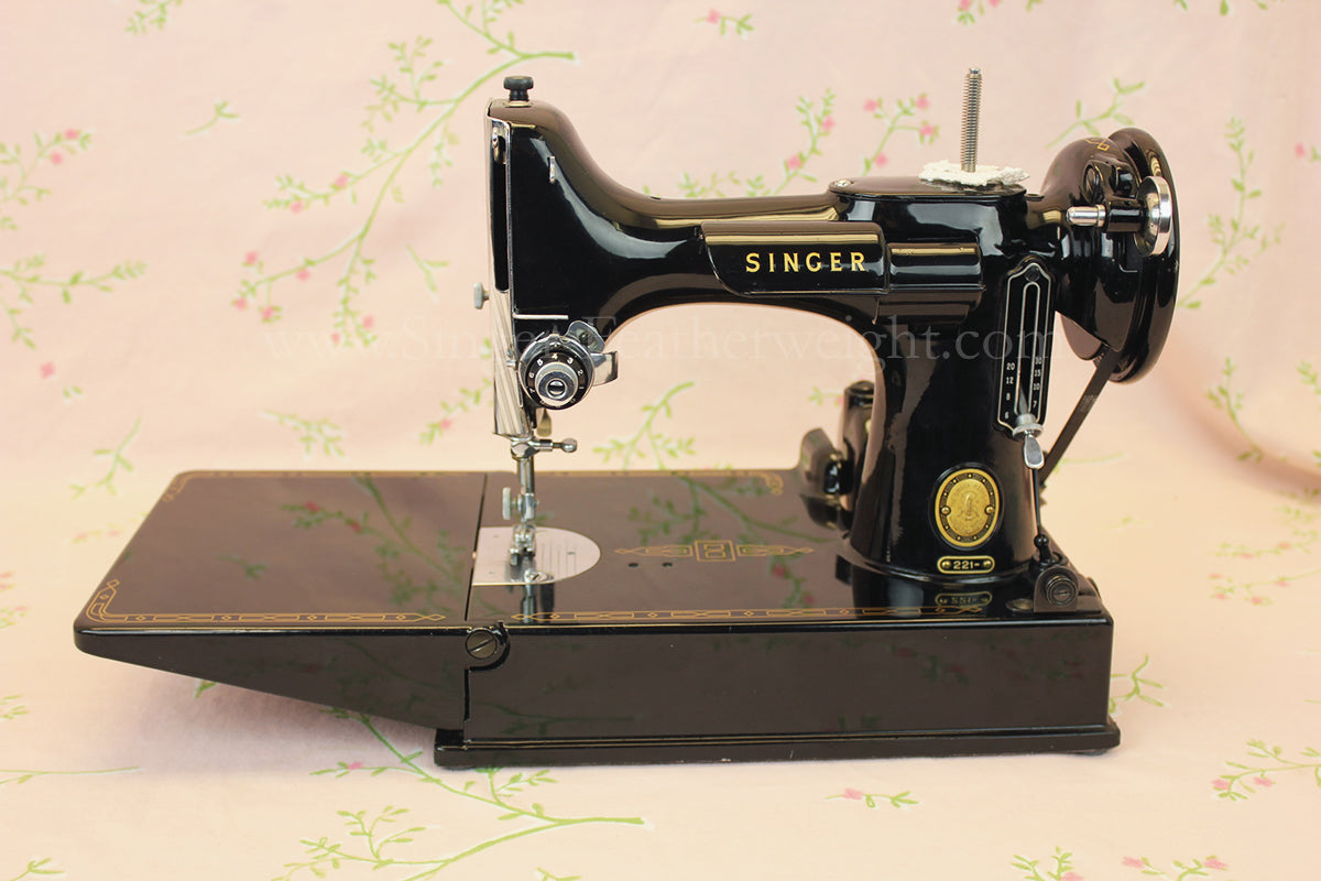 Singer Featherweight 221 Sewing Machine, AL565***