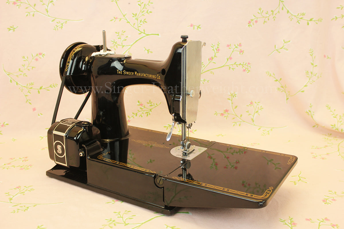 Singer Featherweight 221 Sewing Machine, AL565***