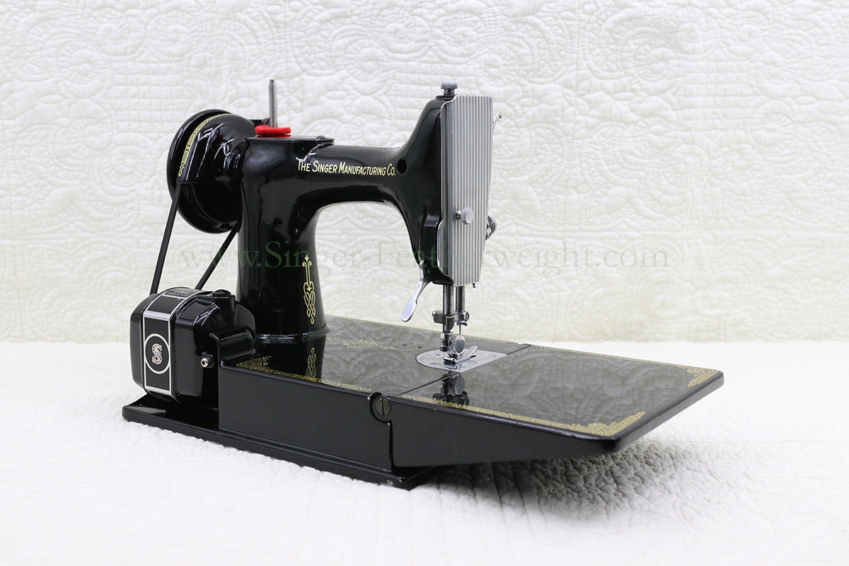 Singer Featherweight 221K Sewing Machine, EH135***