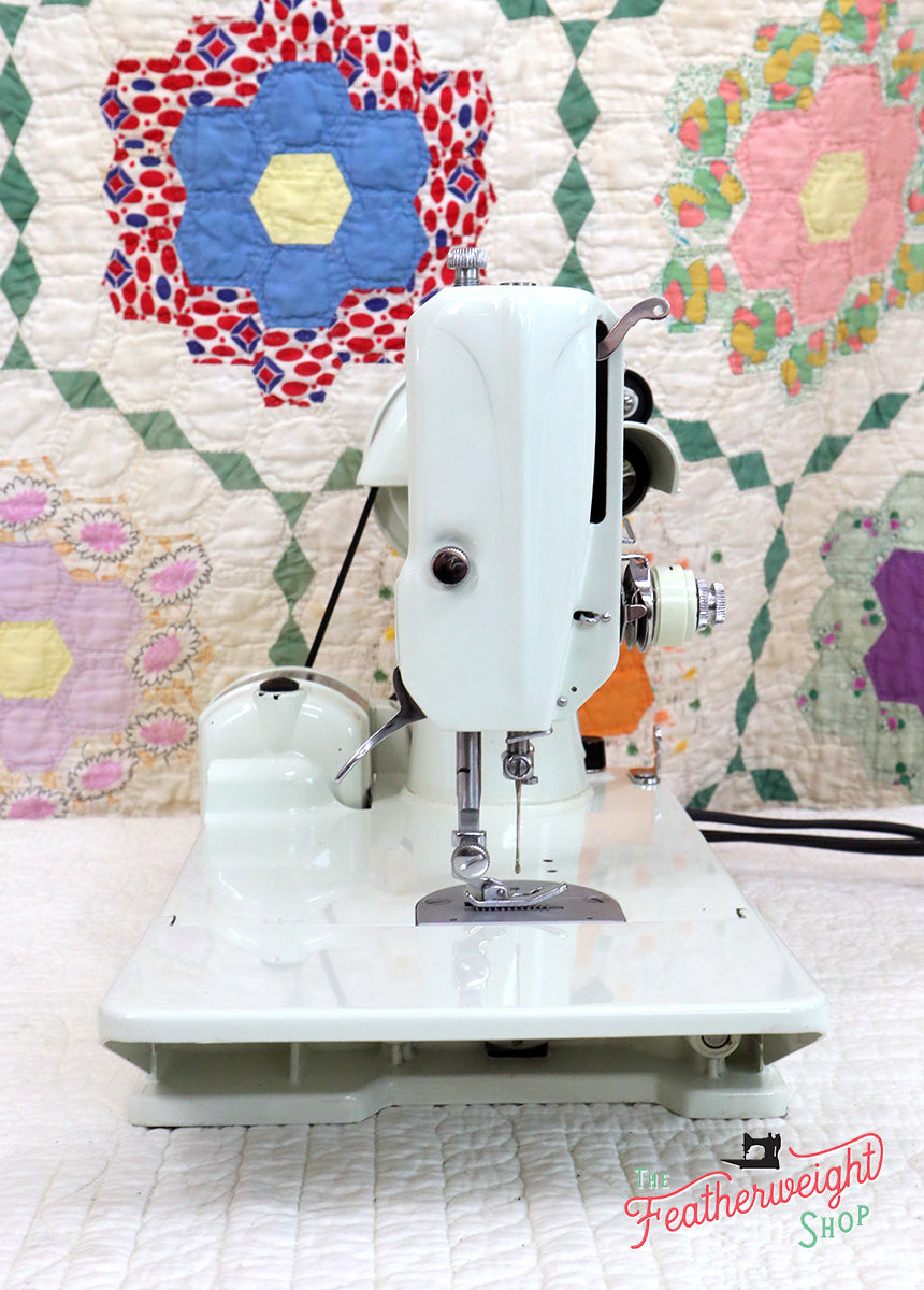 Singer Featherweight 221K Sewing Machine, WHITE FA126***