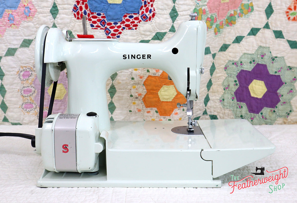 Singer Featherweight 221K Sewing Machine, WHITE FA126***