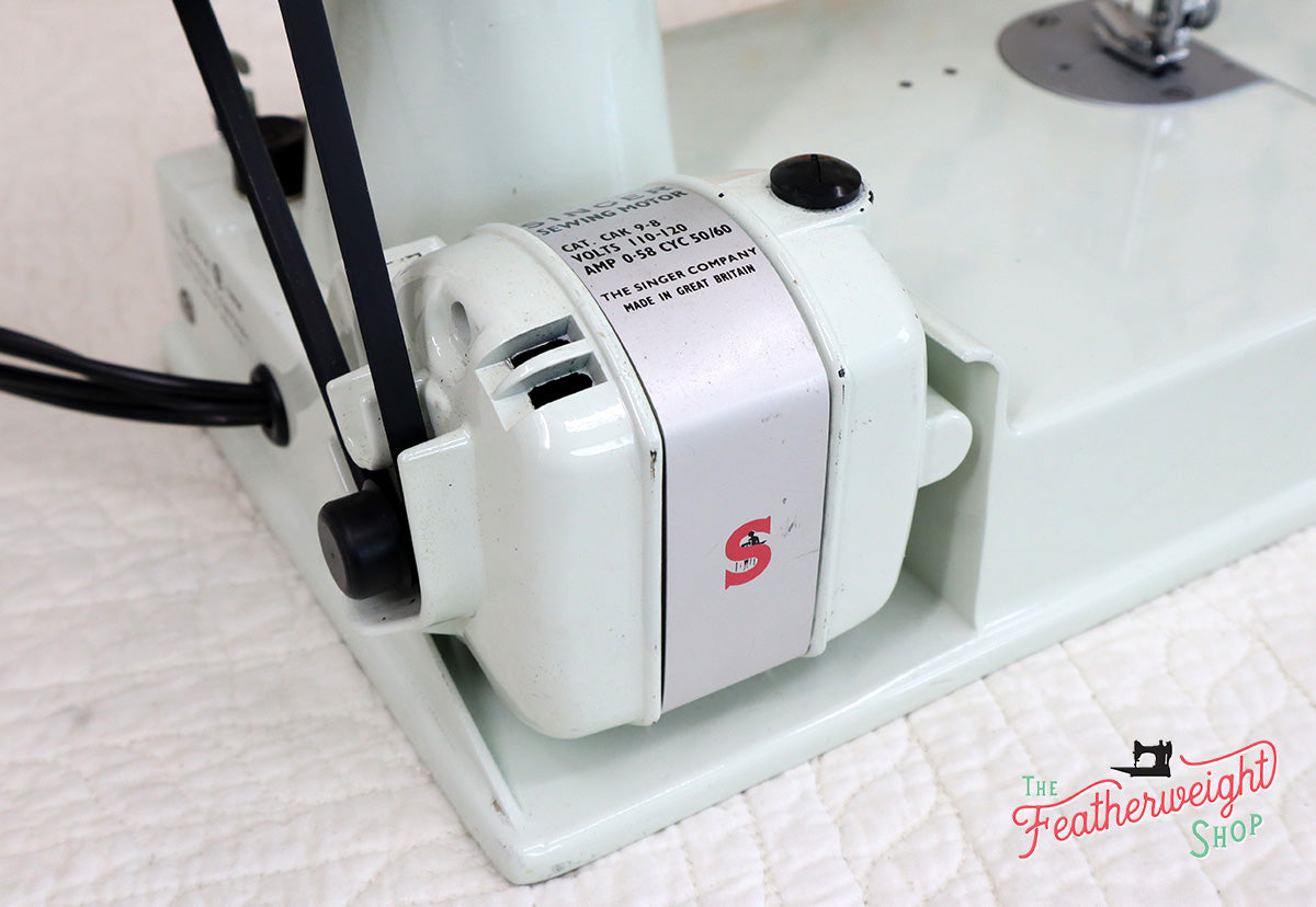 Singer Featherweight 221K Sewing Machine, WHITE FA126***