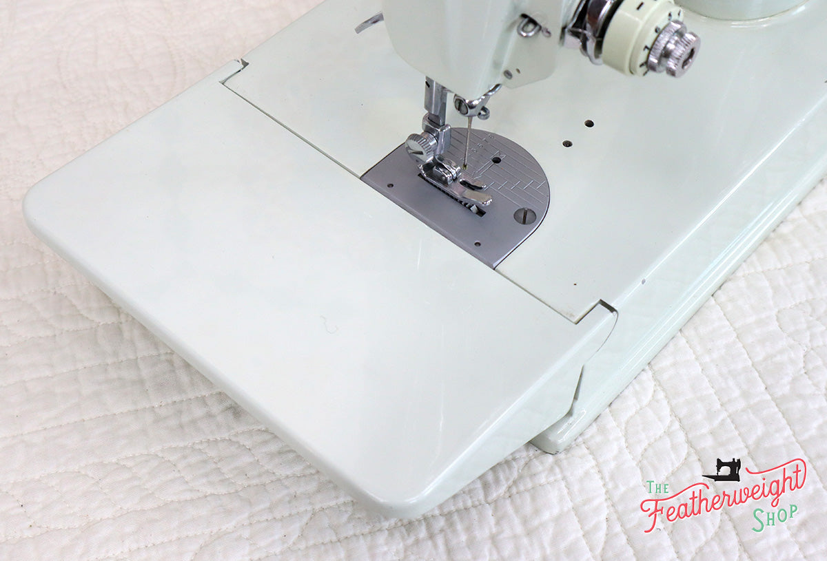 Singer Featherweight 221K Sewing Machine, WHITE FA126***