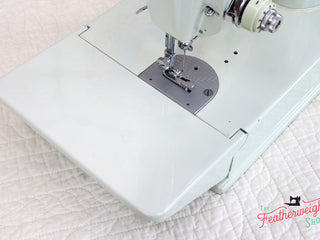Load image into Gallery viewer, Singer Featherweight 221K Sewing Machine, WHITE FA126***