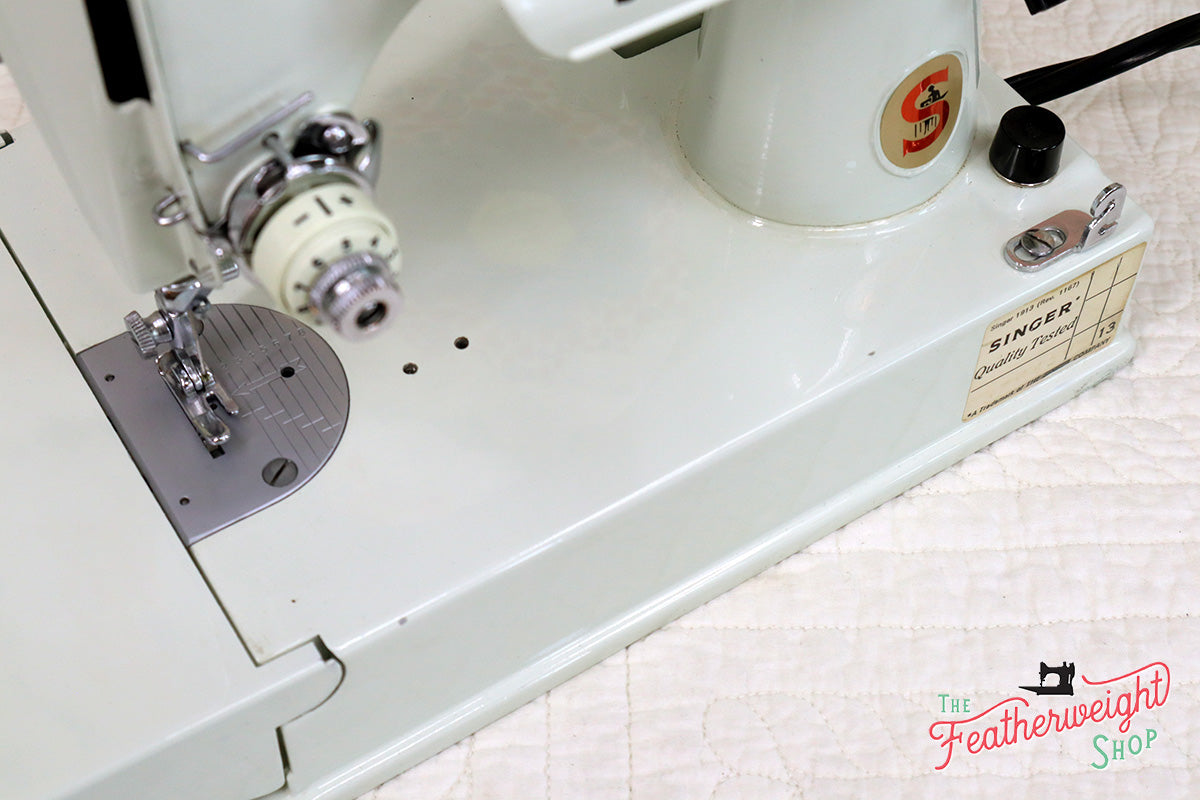 Singer Featherweight 221K Sewing Machine, WHITE FA126***