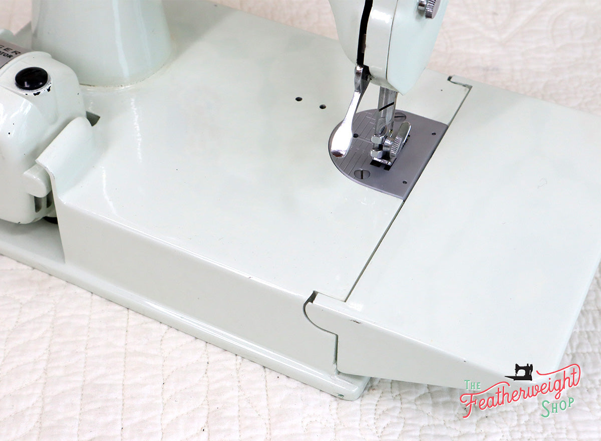 Singer Featherweight 221K Sewing Machine, WHITE FA126***