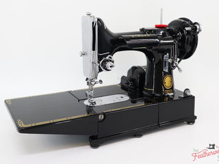 Load image into Gallery viewer, Singer Featherweight 222K Sewing Machine EK3247**
