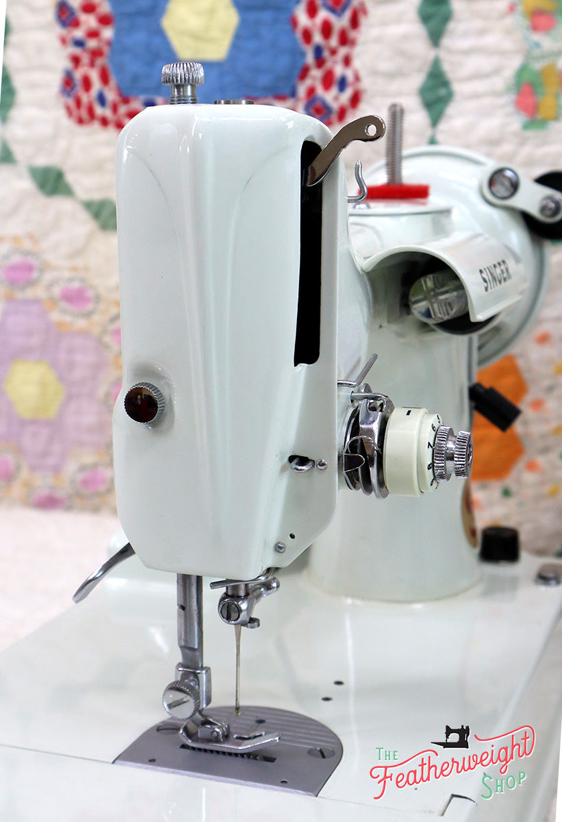 Singer Featherweight 221K Sewing Machine, WHITE FA126***