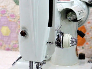 Load image into Gallery viewer, Singer Featherweight 221K Sewing Machine, WHITE FA126***