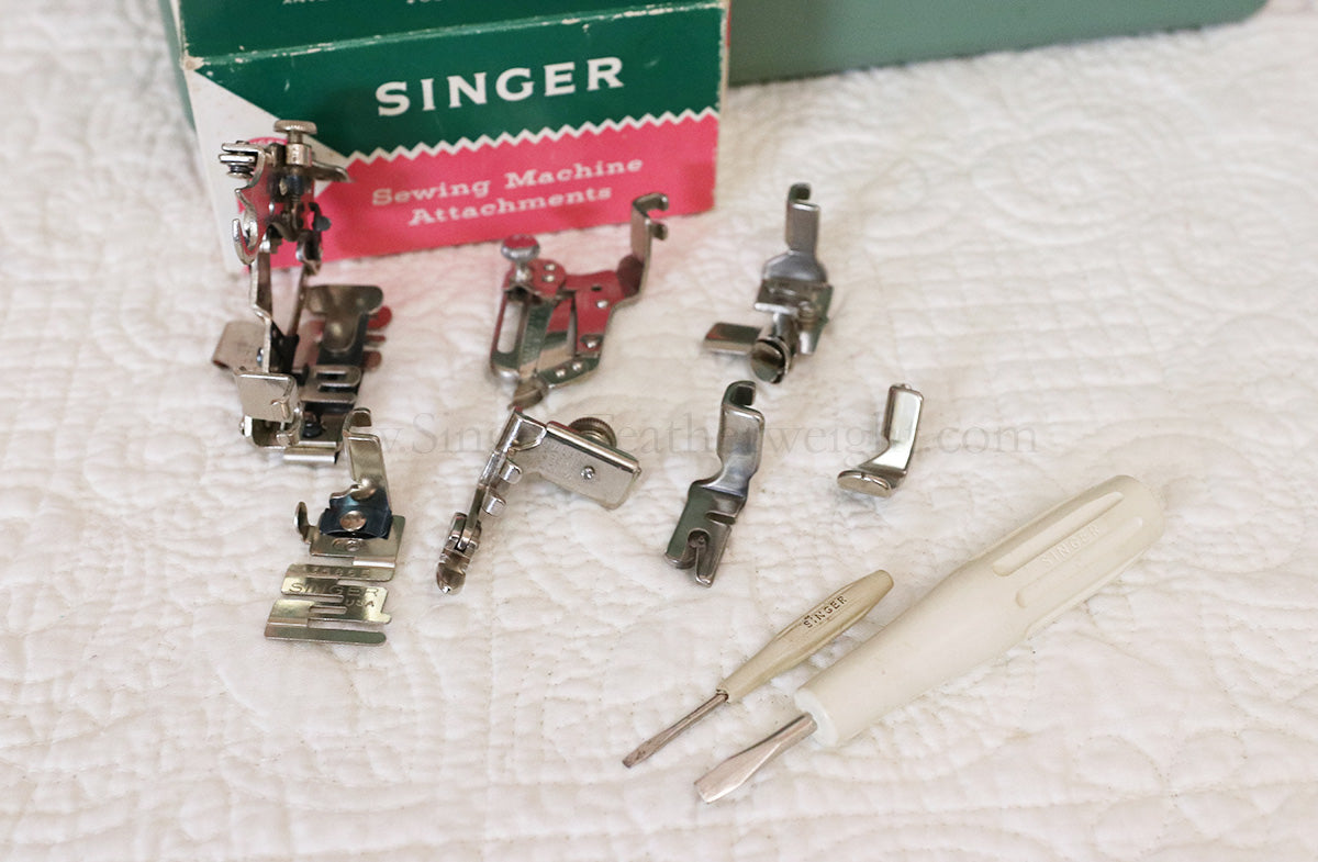 Singer Featherweight 221 Sewing Machine, WHITE FA205***