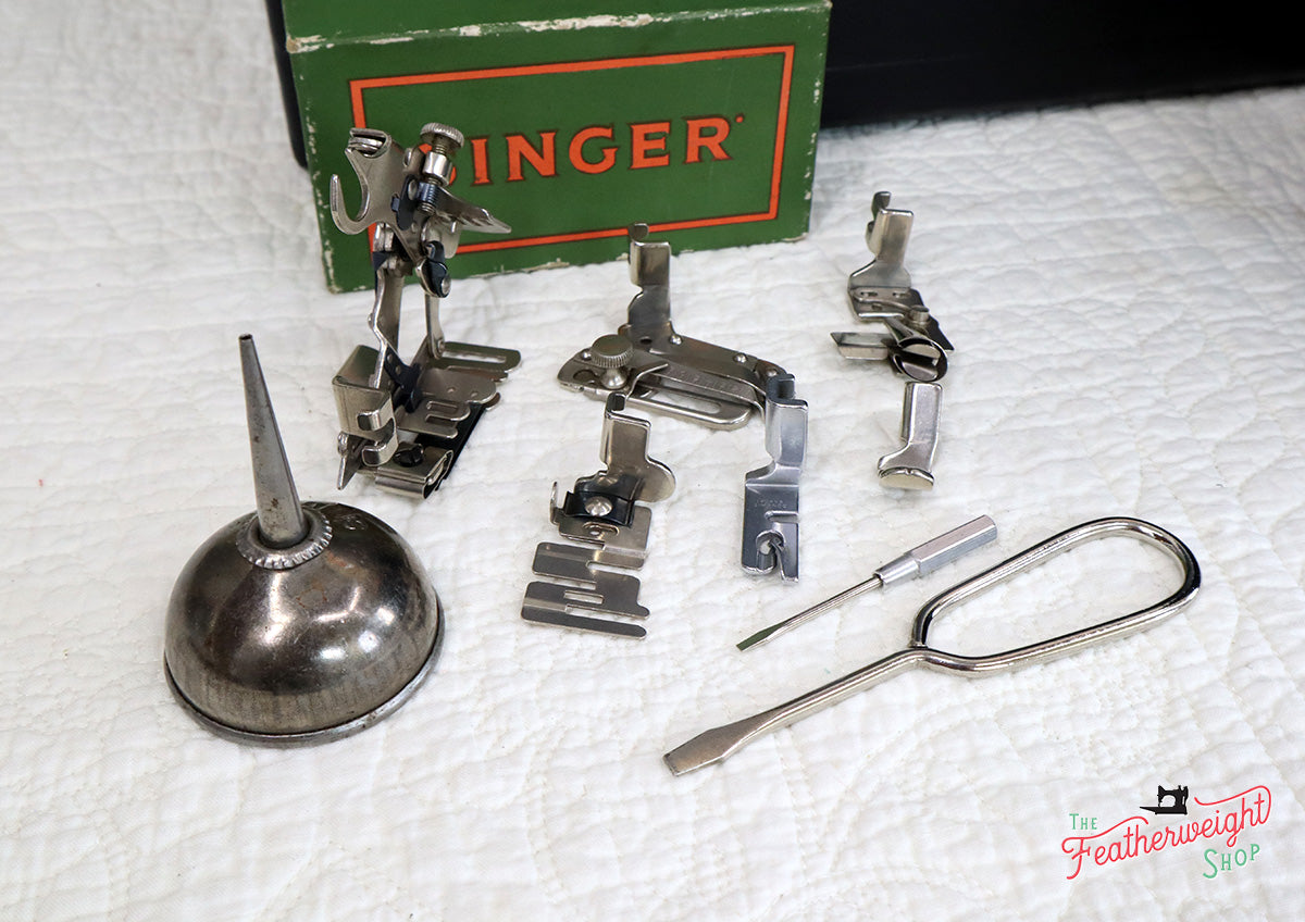 Singer Featherweight 221K Sewing Machine, EH136***