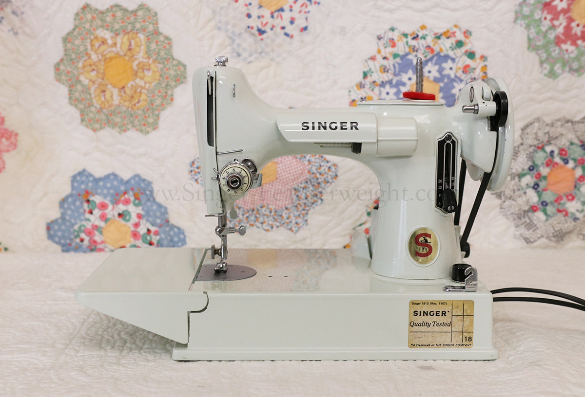 Singer Featherweight 221 Sewing Machine, WHITE FA205***