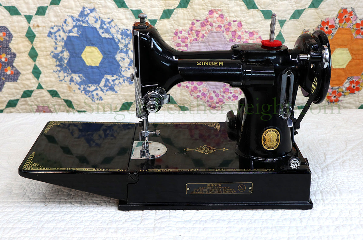 Singer Featherweight Swedish 221K Sewing Machine, EH239***