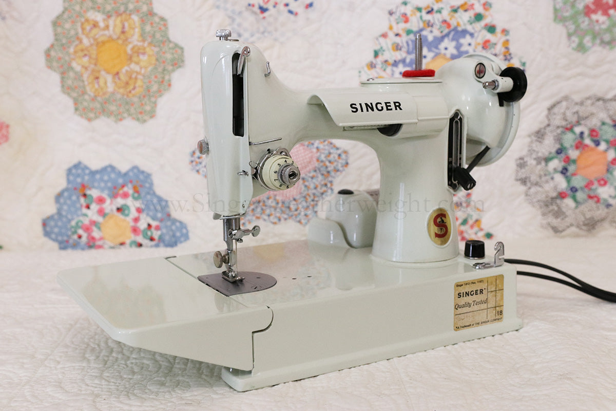 Singer Featherweight 221 Sewing Machine, WHITE FA205***