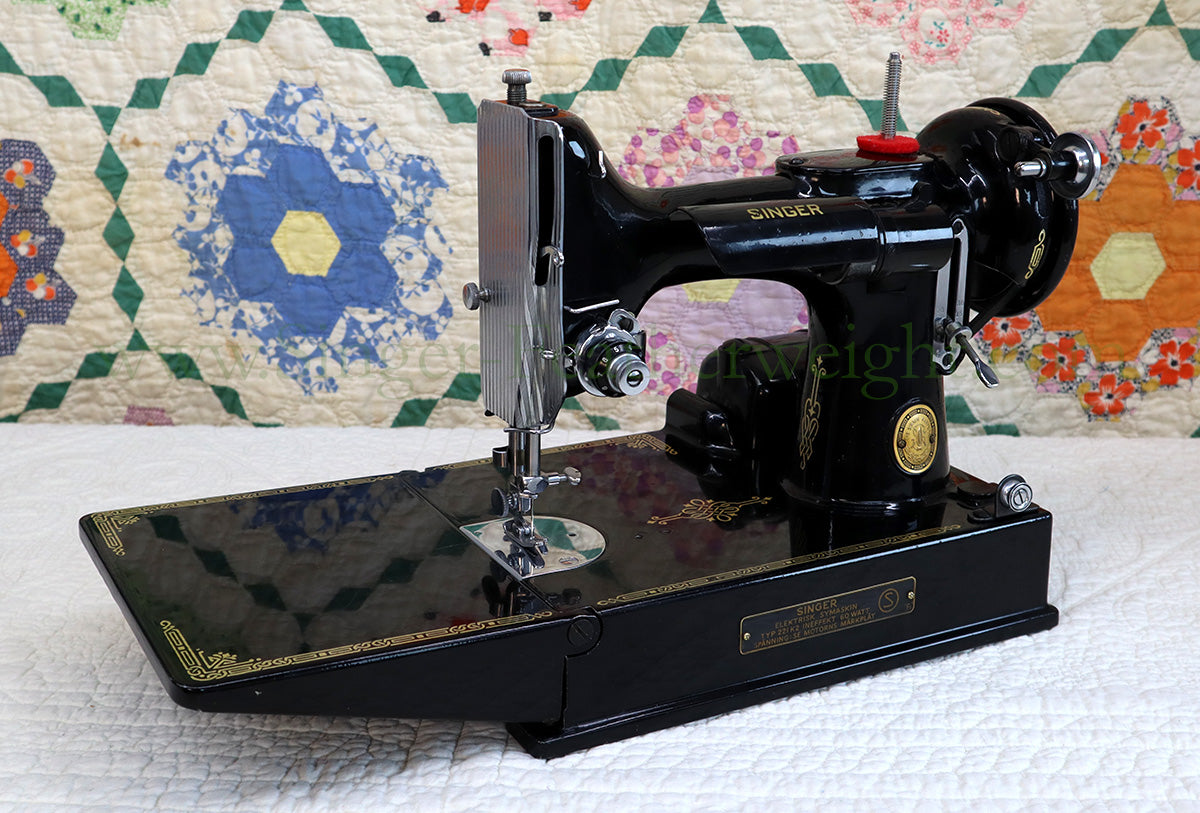 Singer Featherweight Swedish 221K Sewing Machine, EH239***