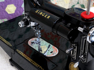 Load image into Gallery viewer, Singer Featherweight 222K Sewing Machine EK6285** ORIGINAL CARDBOARD BOX Included