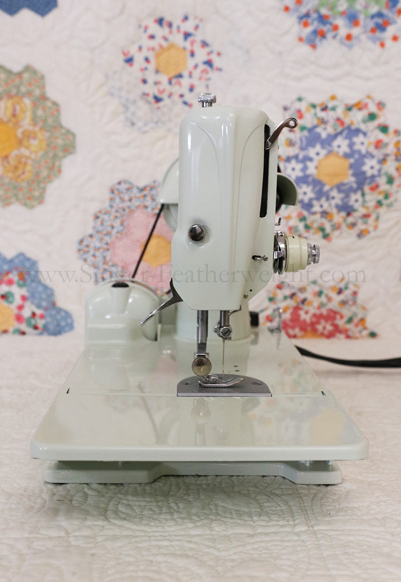 Singer Featherweight 221 Sewing Machine, WHITE FA205***