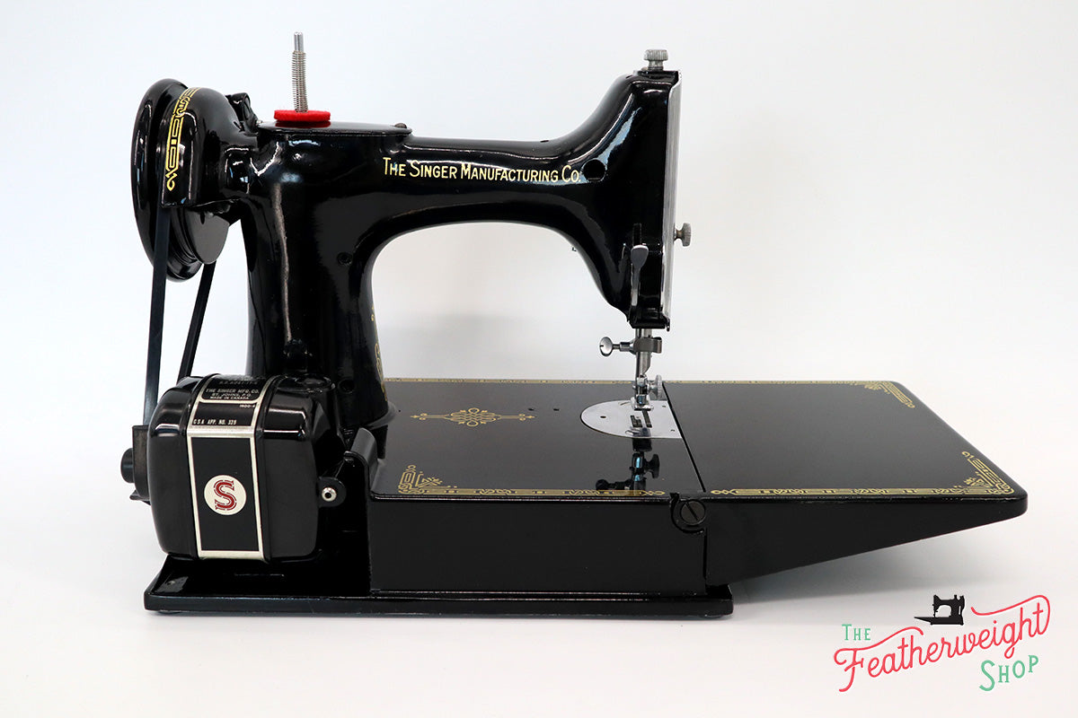 Singer Featherweight 221K Sewing Machine, EG7068**