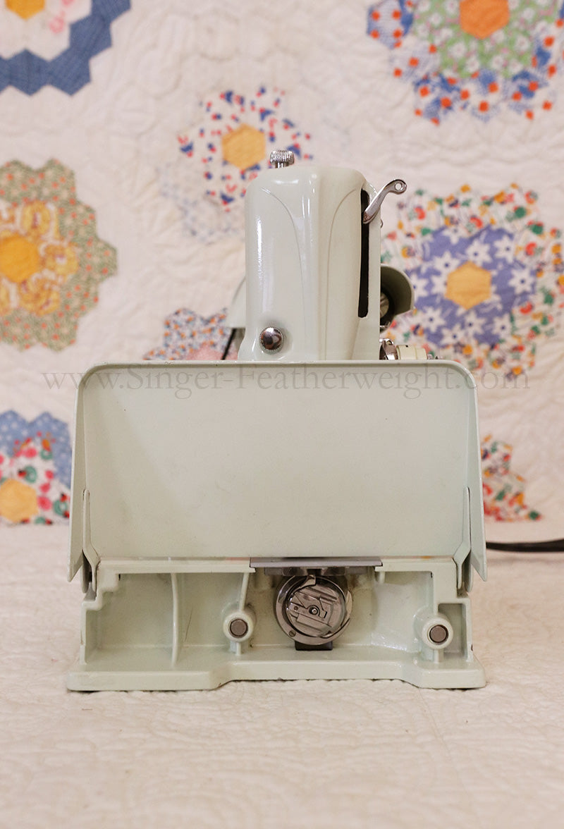 Singer Featherweight 221 Sewing Machine, WHITE FA205***