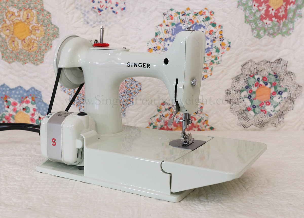 Singer Featherweight 221 Sewing Machine, WHITE FA205***