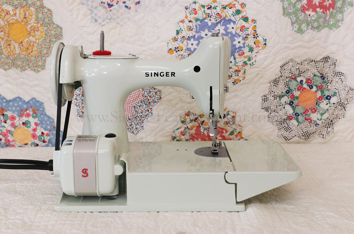 Singer Featherweight 221 Sewing Machine, WHITE FA205***