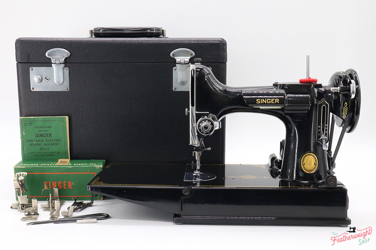 Singer Featherweight 221 Sewing Machine, AL033***