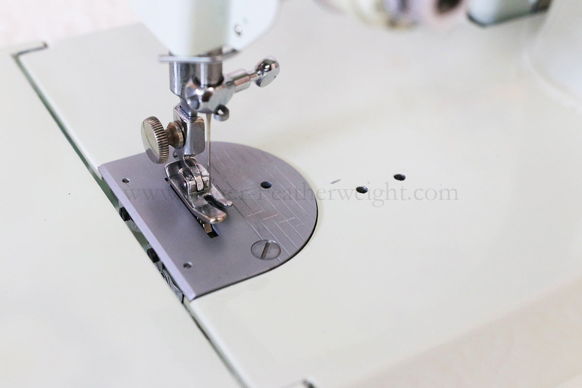 Singer Featherweight 221 Sewing Machine, WHITE FA205***