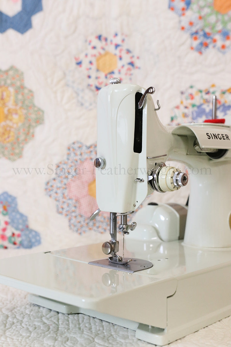 Singer Featherweight 221 Sewing Machine, WHITE FA205***