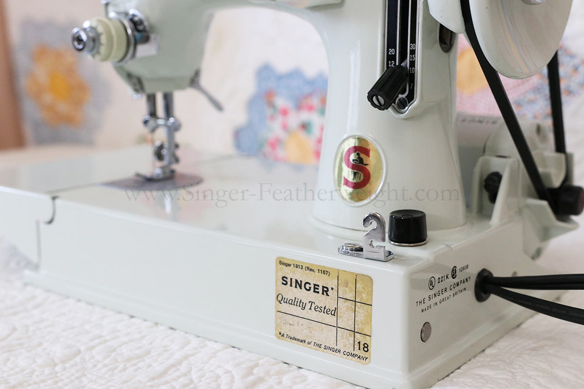 Singer Featherweight 221 Sewing Machine, WHITE FA205***