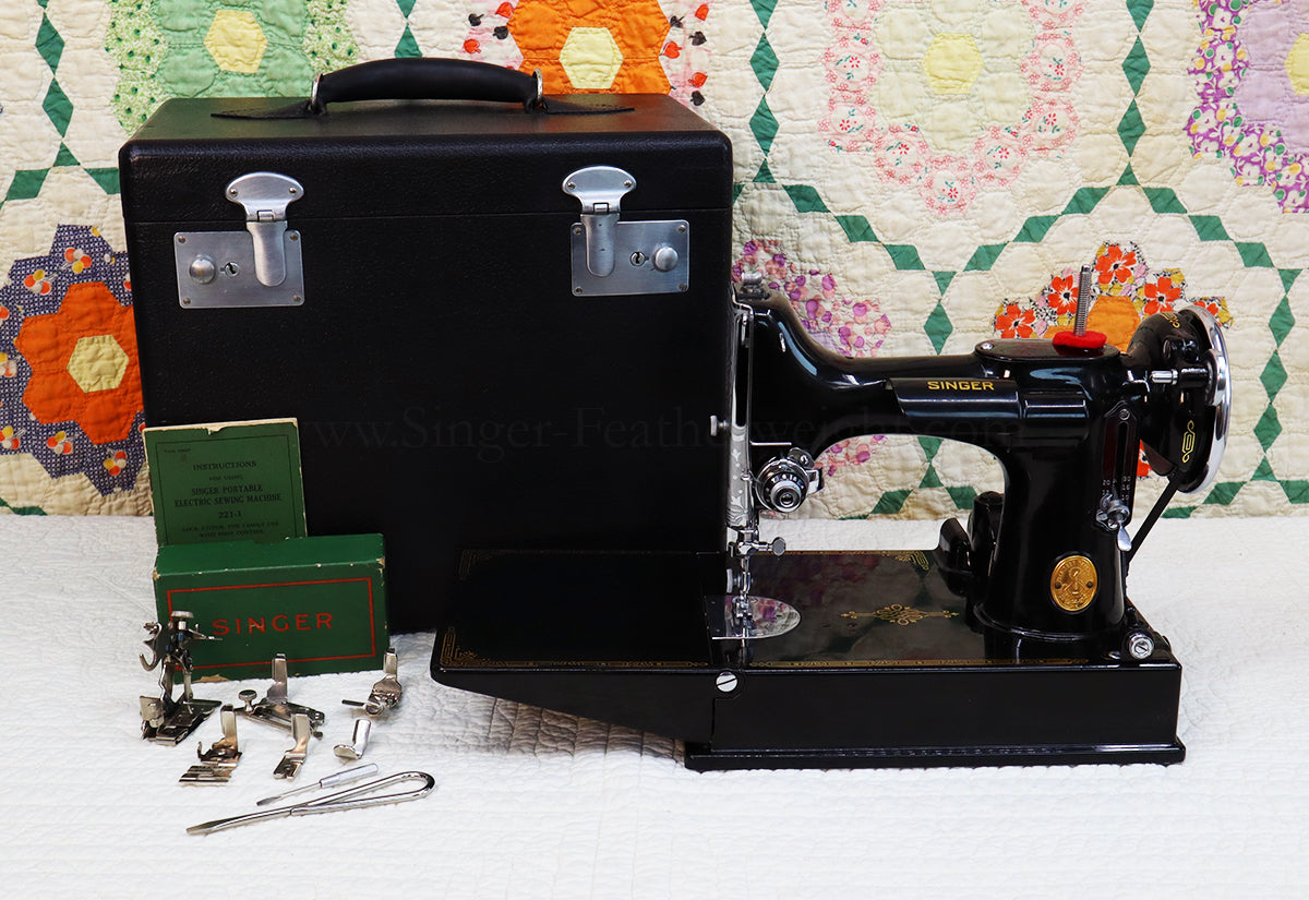 Singer Featherweight 221 Sewing Machine, AF170***