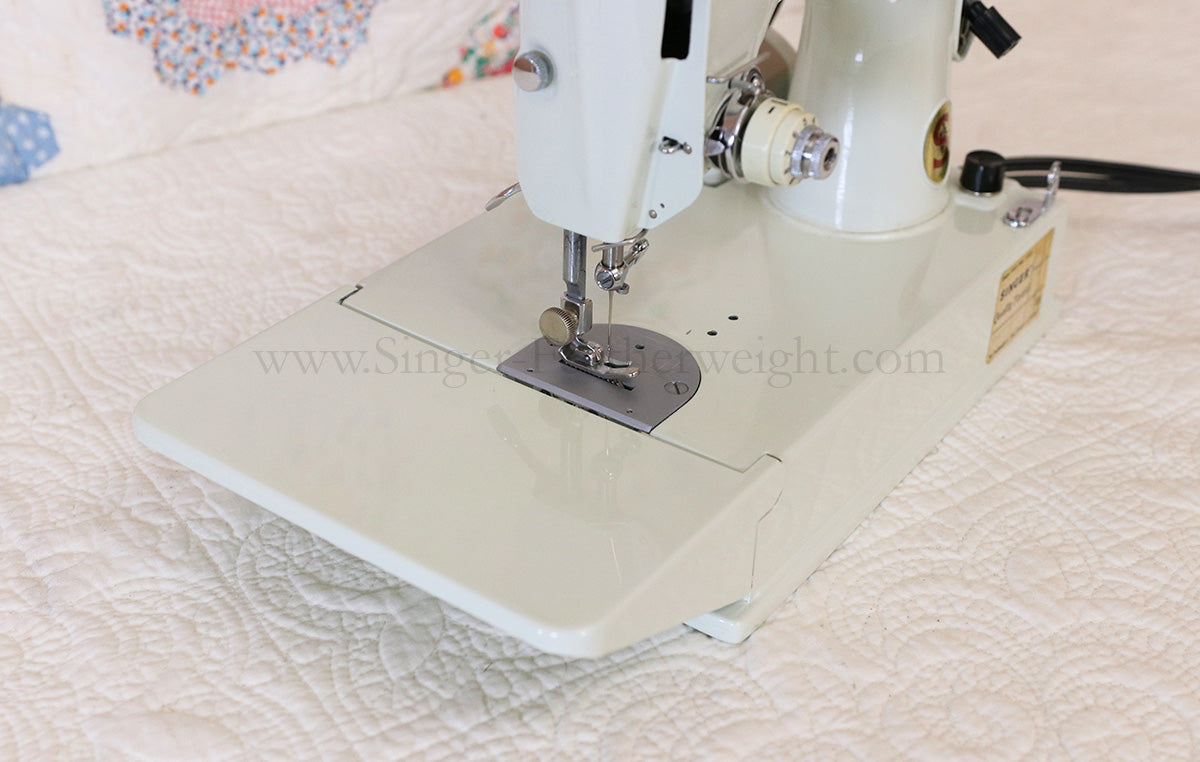 Singer Featherweight 221 Sewing Machine, WHITE FA205***