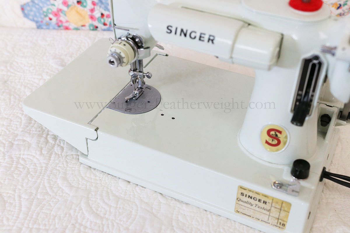 Singer Featherweight 221 Sewing Machine, WHITE FA205***