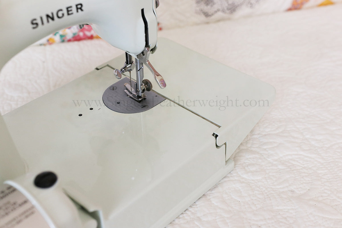 Singer Featherweight 221 Sewing Machine, WHITE FA205***