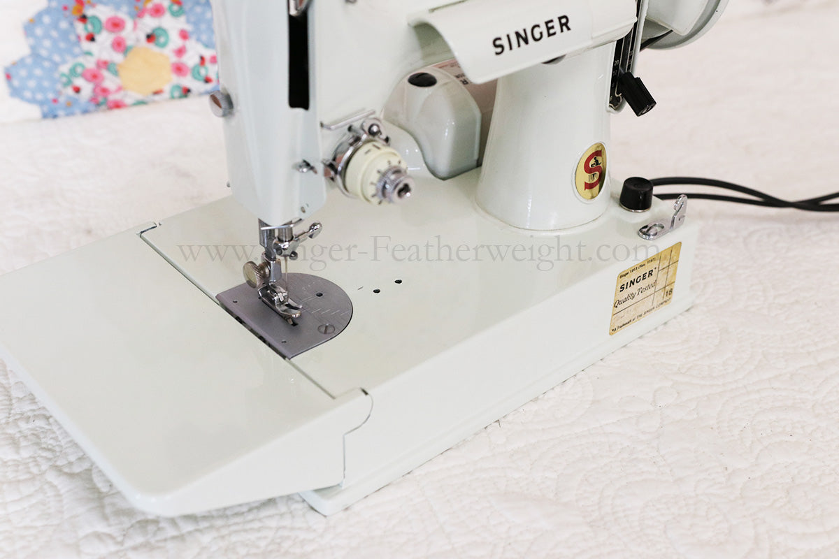 Singer Featherweight 221 Sewing Machine, WHITE FA205***