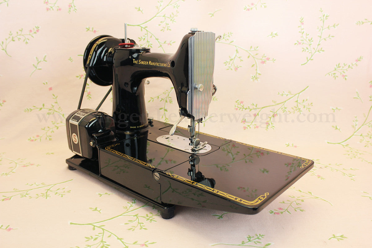 Singer Featherweight 222K Sewing Machine EM602***