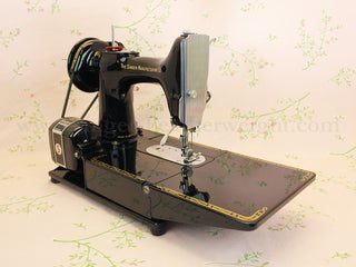 Load image into Gallery viewer, Singer Featherweight 222K Sewing Machine EM602***